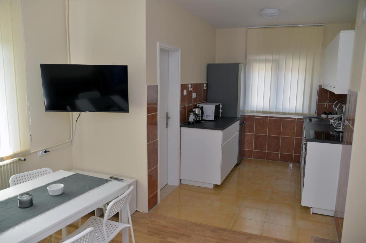 Affordable And Newly Renovated 1-Bedroom Apartment Kraljevo Ngoại thất bức ảnh