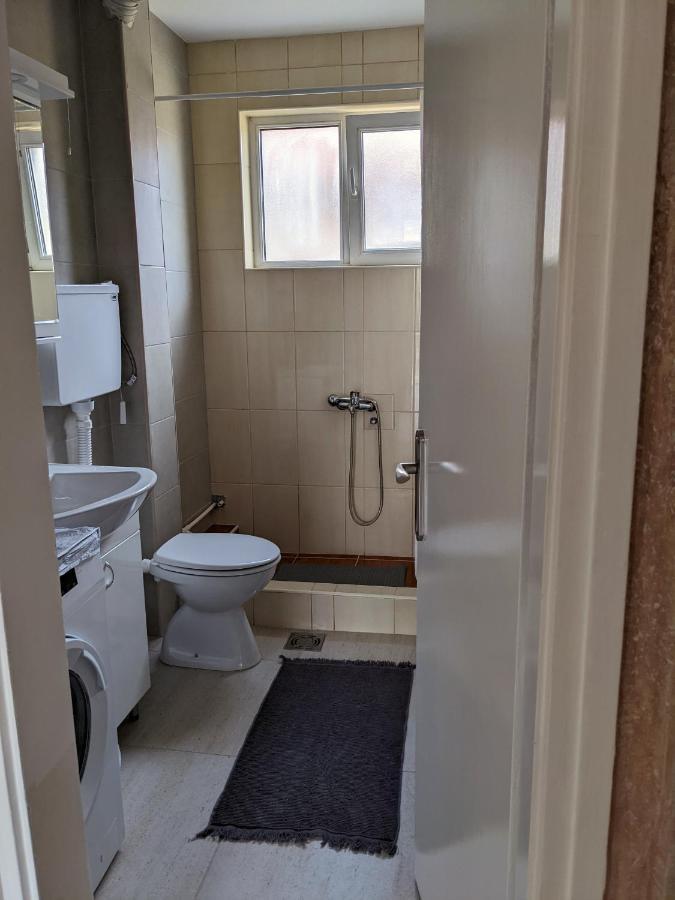 Affordable And Newly Renovated 1-Bedroom Apartment Kraljevo Ngoại thất bức ảnh